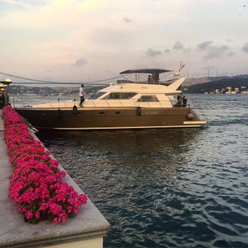 Bateau s’amarrant au quai privé de l’hôtel, une scène typique au Four Seasons Bosphorus © Yonder.fr Bateau s'amarrant au quai privé de l'hôtel, une scène typique au Four Seasons Bosphorus © Yonder.fr