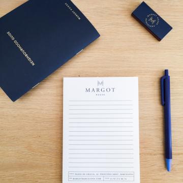 Carnet de bonnes adresses, bloc-notes, stylo, allumettes : rien ne manque| © Yonder.fr Carnet de bonnes adresses, bloc-notes, stylo, allumettes : rien ne manque| © Yonder.fr