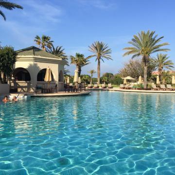 Au bord de la piscine | © Yonder.fr Au bord de la piscine | © Yonder.fr