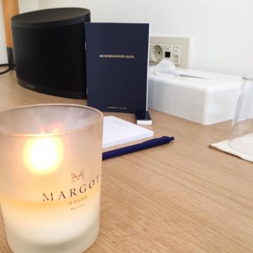 Bougie et enceinte Bower & Wilkins : des détails qui font la différence dans les chambres | © Yonder.fr Bougie et enceinte Bower & Wilkins : des détails qui font la différence dans les chambres | © Yonder.fr