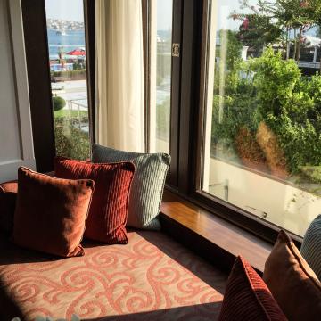 Vue partielle sur le Bosphore et coin pour se relaxer dans la Junior Suite 2204 © Yonder.fr Vue partielle sur le Bosphore et coin pour se relaxer dans la Junior Suite 2204 © Yonder.fr