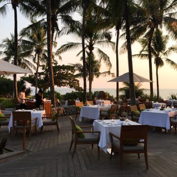 Le deck prêt à accueillir ses invités au coucher de soleil | © Yonder.fr Le deck prêt à accueillir ses invités au coucher de soleil | © Yonder.fr