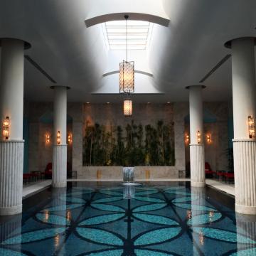 L’hôtel bénéficie également d’une vaste piscine intérieure, pour les mois d’hiver © Yonder.fr L'hôtel bénéficie également d'une vaste piscine intérieure, pour les mois d'hiver © Yonder.fr