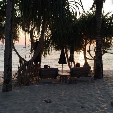 Coucher de soleil, à deux, sur la plage | © Yonder.fr Coucher de soleil, à deux, sur la plage | © Yonder.fr