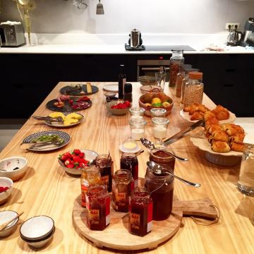 Le buffet du petit-déjeuner, comme à la maison | © Yonder.fr Le buffet du petit-déjeuner, comme à la maison | © Yonder.fr