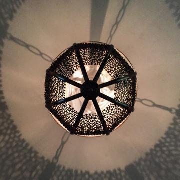 Eclairage oriental dans le spa © Yonder.fr Eclairage oriental dans le spa © Yonder.fr