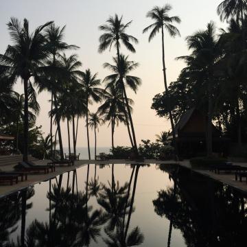 Coucher de soleil au bord de la piscine | © Yonder.fr