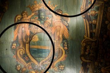 Le superbe plafond peint dans l’entrée de l’hôtel provient d’une chapelle italienne | © Yonder.fr Le superbe plafond peint dans l’entrée de l’hôtel provient d’une chapelle italienne | © Yonder.fr