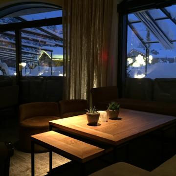 Ambiance lumineuse travaillée et vue dégagée sur le jardin enneigé de l’hôtel dans le lounge | © Yonder.fr Ambiance lumineuse travaillée et vue dégagée sur le jardin enneigé de l’hôtel dans le lounge | © Yonder.fr