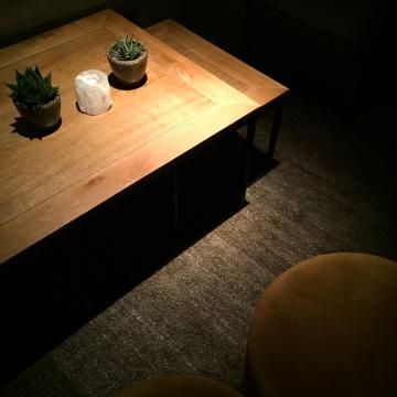 Matériaux, lumières, décorations : le sens du détail est absolu à l’Alpina | © Yonder.fr Matériaux, lumières, décorations : le sens du détail est absolu à l’Alpina | © Yonder.fr