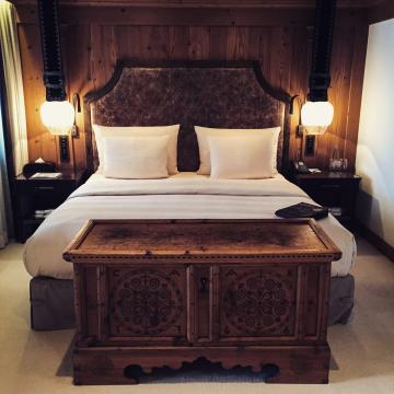 Un lit typique des chambres et suites de l’Alpina : difficile d’imaginer lieu plus agréable pour s’endormir | © Yonder.fr Un lit typique des chambres et suites de l’Alpina : difficile d’imaginer lieu plus agréable pour s’endormir | © Yonder.fr