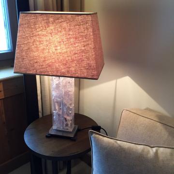 Au-delà du côté esthétique, les lampes des chambres produisent un éclairage soigné et chaleureux | © Yonder.fr Au-delà du côté esthétique, les lampes des chambres produisent un éclairage soigné et chaleureux | © Yonder.fr