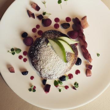 Le petit-déjeuner, servi dans le cadre luxueux du restaurant gastronomique, le Sommet, est royal, comme en témoignent ces pancakes aussi réussies visuellement que gustativement | © Yonder.fr Le petit-déjeuner, servi dans le cadre luxueux du restaurant gastronomique, le Sommet, est royal, comme en témoignent ces pancakes aussi réussies visuellement que gustativement | © Yonder.fr