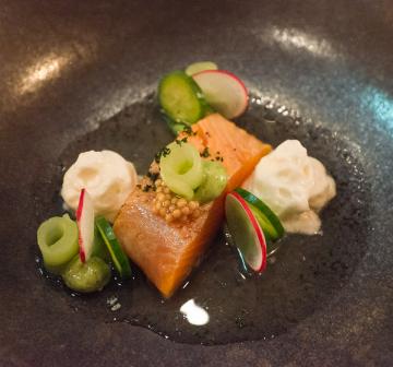 Marcus Lindner, le chef étoilé du Sommet cuisine les poissons à la perfection, comme cet omble chevalier exceptionnel servi en entrée | © Yonder.fr Marcus Lindner, le chef étoilé du Sommet cuisine les poissons à la perfection, comme cet omble chevalier exceptionnel servi en entrée | © Yonder.fr