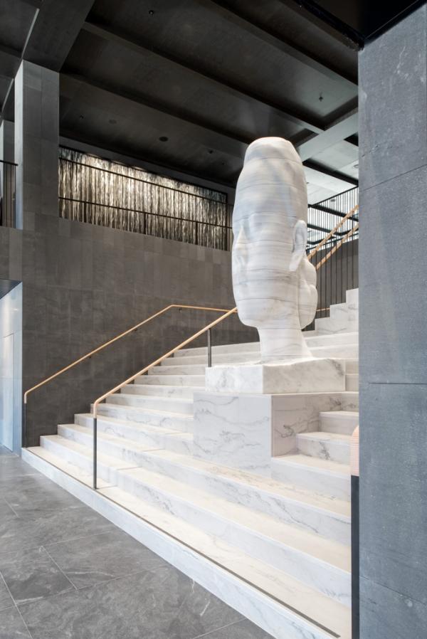 «Mar Whispering» est l’oeuvre signature de l’hôtel At Six © At Six "Mar Whispering" est l'oeuvre signature de l'hôtel At Six © At Six