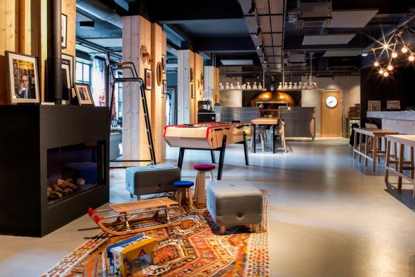 MOB HOTEL - Restaurant  © Paul Bowyer