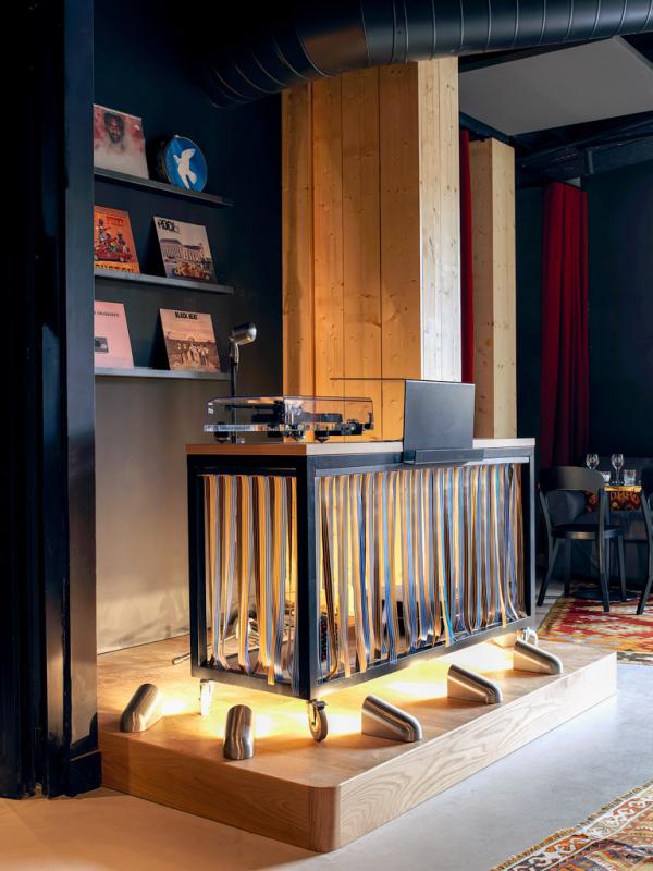 MOB HOTEL - Restaurant  © Paul Bowyer