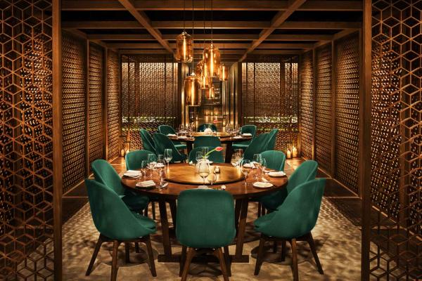 Au son de la musique disco, Canton Disco sert une cuisine cantonaise revisitée. Au son de la musique disco, Canton Disco sert une cuisine cantonaise revisitée.