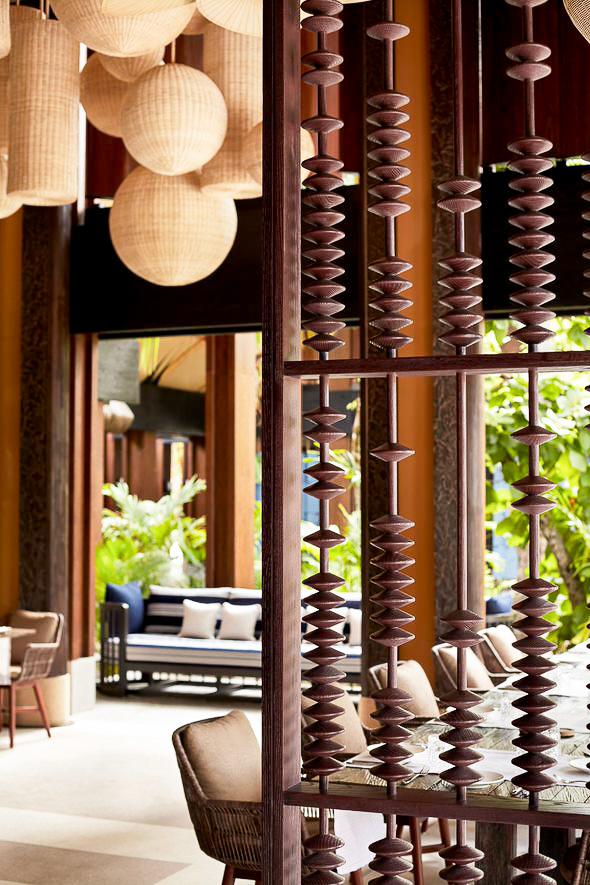 Ouvert sur la végétation, le restaurant Vandhoo propose une cuisine fusion qui mêlent les influences asiatiques et méditerranéennes.  