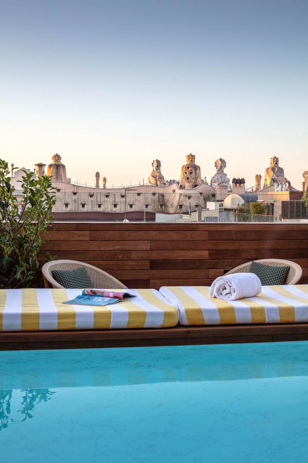 Tapas et cocktails signatures sont servis au bar et au restaurant du fabuleux rooftop. Tapas et cocktails signatures sont servis au bar et au restaurant du fabuleux rooftop.