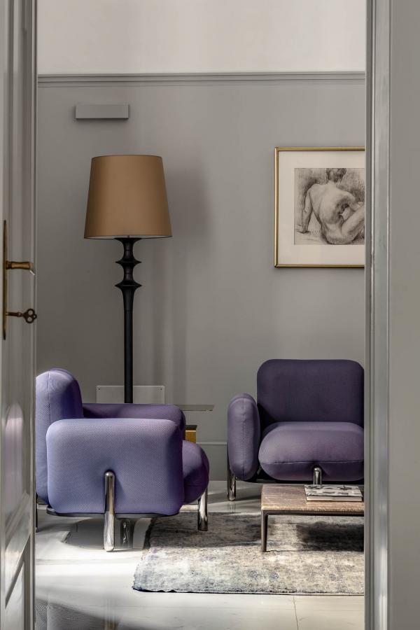 Avec pas moins de 66 mètres carrés, ses plafonds voûtés et en berceaux, les suites possèdent le charme de l’époque Baroque.  