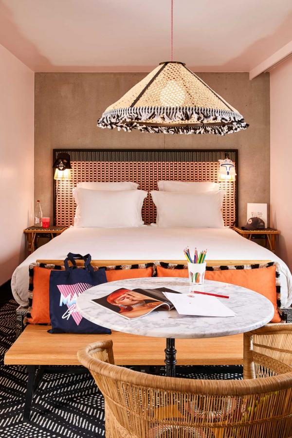 Exit le bureau volumineux, remplacé par des banquettes, sofa et fauteuils. Exit le bureau volumineux, remplacé par des banquettes, sofa et fauteuils.