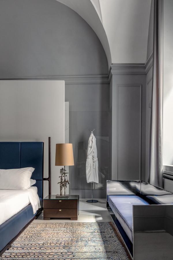 Avec pas moins de 66 mètres carrés, ses plafonds voûtés et en berceaux, les suites possèdent le charme de l’époque Baroque.  