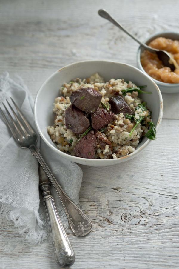 Dans la soirée, le café devient un restaurant « de la ferme à l’assiette ».