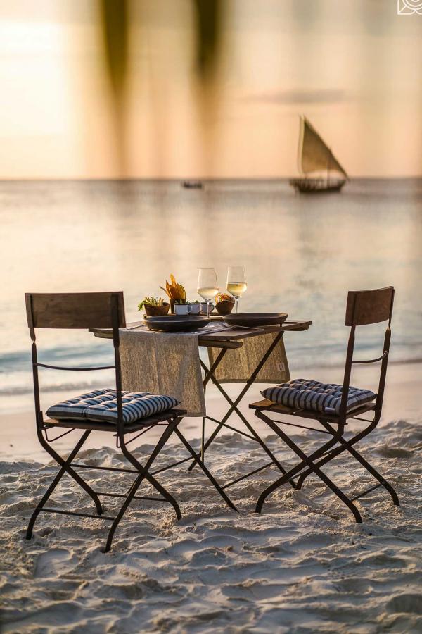 Chaque soir, le coucher de soleil embrase le ciel.