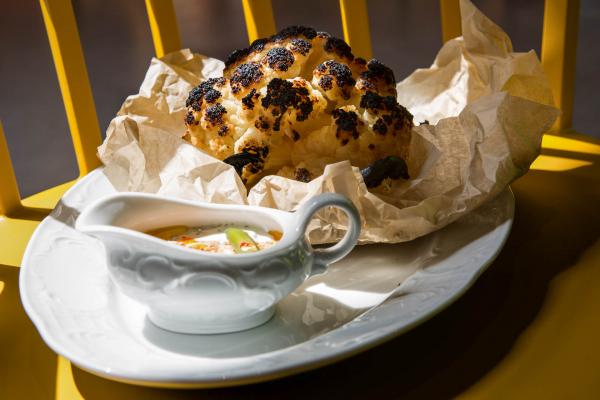 MOB Lyon Confluence - Chou-fleur grillé à partager © Aldo Parede MOB Lyon Confluence - Chou-fleur grillé à partager © Aldo Parede