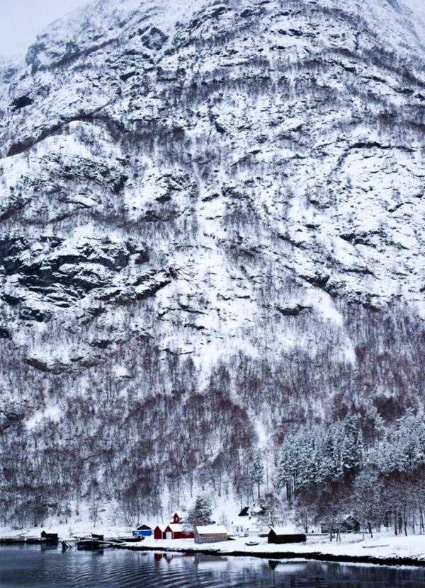 Le village de Dyrdal vu depuis le bateau, sur les rives du Nærøyfjord © YONDER.fr