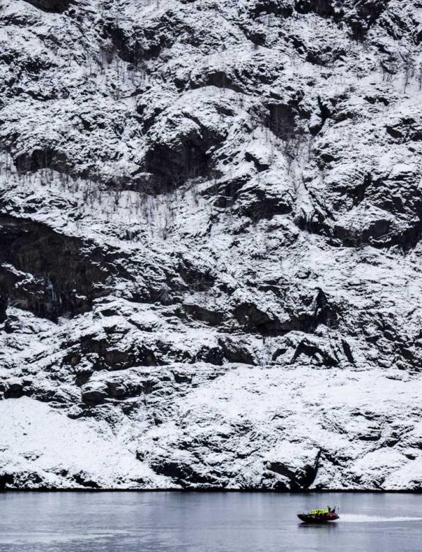 Depuis le ferry, de petites embarcations opérées par Fjordsafari nous doublent © YONDER.fr