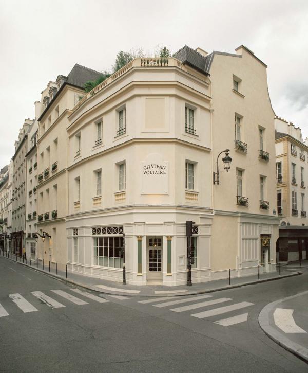 Château Voltaire | Façade au coin de la rue Saint-Roch © François Halard