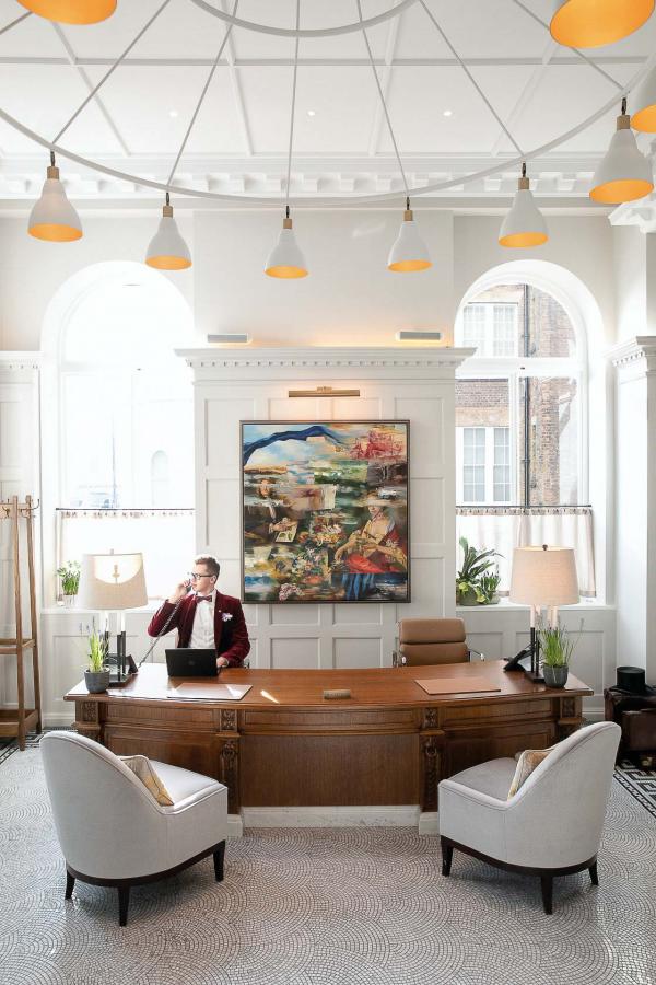 Un magnifique escalier en bois conduit les hôtes du lobby vers les chambres. Un magnifique escalier en bois conduit les hôtes du lobby vers les chambres.