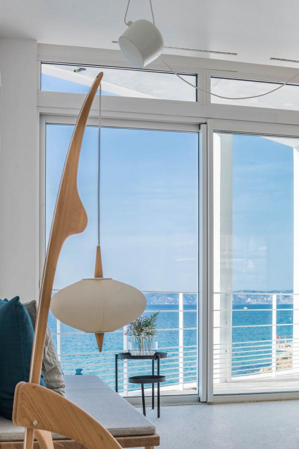 Dans le lobby, les meubles ont été dessinés sur mesure ou sélectionnés de la maison danoise Skagerac.