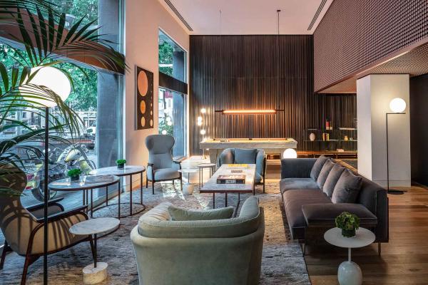 Le visiteur est accueilli dans un espace chaleureux où foisonnent les luminaires, et où trône un billard en marbre de Carrare. Le visiteur est accueilli dans un espace chaleureux où foisonnent les luminaires, et où trône un billard en marbre de Carrare.