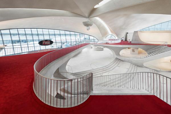 Les hôtes effectuant leur check-in doivent se rendre aux anciens comptoirs d’enregistrement. Les hôtes effectuant leur check-in doivent se rendre aux anciens comptoirs d’enregistrement.