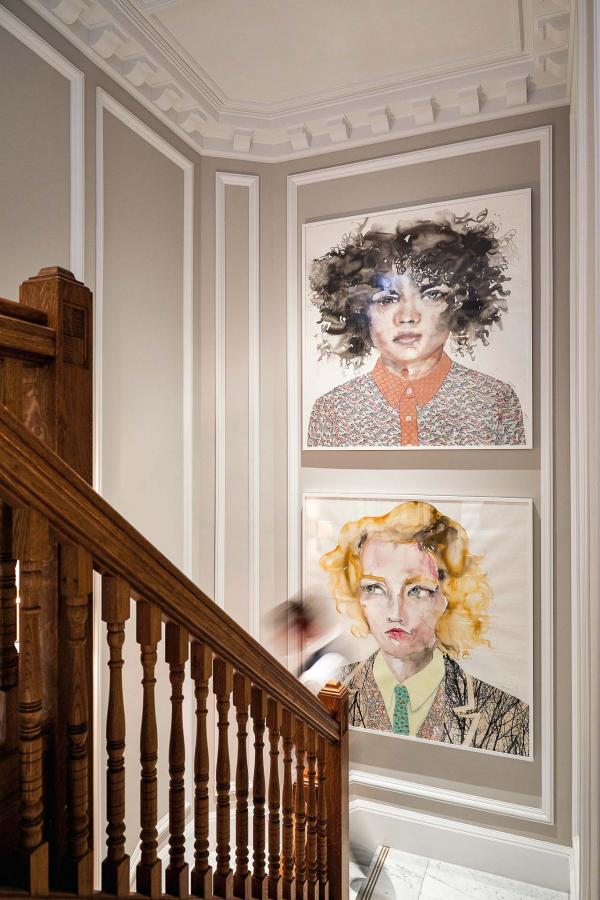 Un magnifique escalier en bois conduit les hôtes du lobby vers les chambres. Un magnifique escalier en bois conduit les hôtes du lobby vers les chambres.