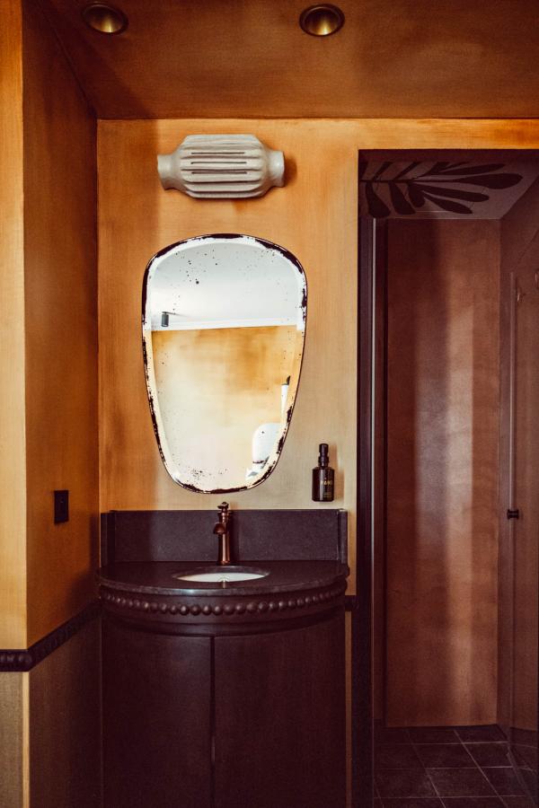 Babel — chambre ocre © Benoit Linero