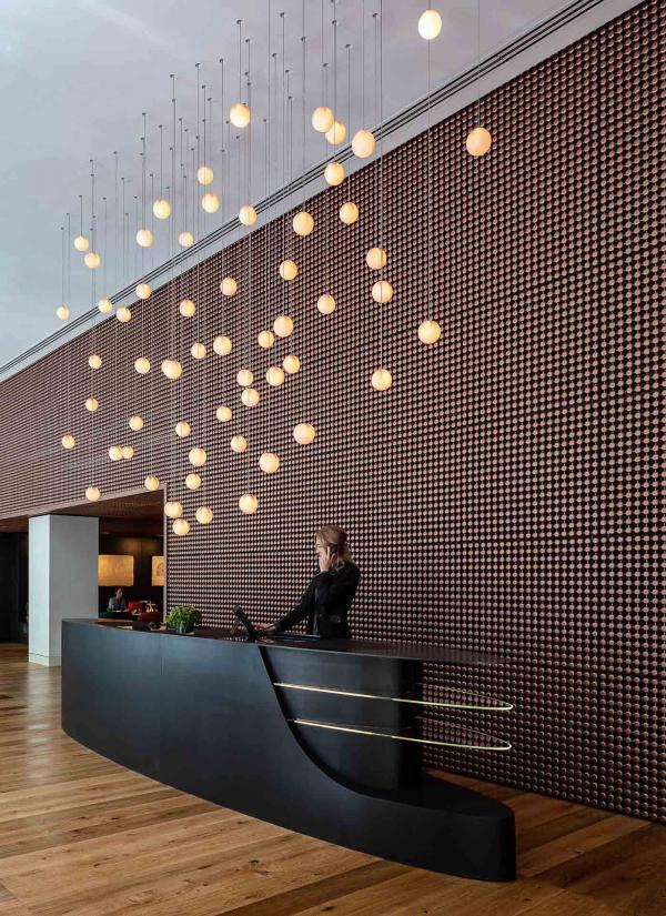 Le visiteur est accueilli dans un espace chaleureux où foisonnent les luminaires, et où trône un billard en marbre de Carrare. Le visiteur est accueilli dans un espace chaleureux où foisonnent les luminaires, et où trône un billard en marbre de Carrare.