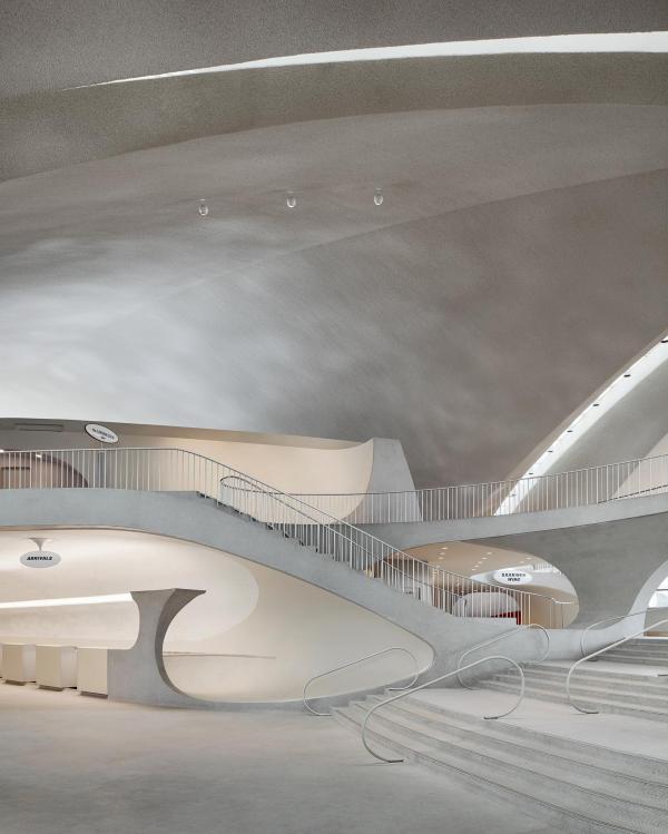 Les hôtes effectuant leur check-in doivent se rendre aux anciens comptoirs d’enregistrement. Les hôtes effectuant leur check-in doivent se rendre aux anciens comptoirs d’enregistrement.