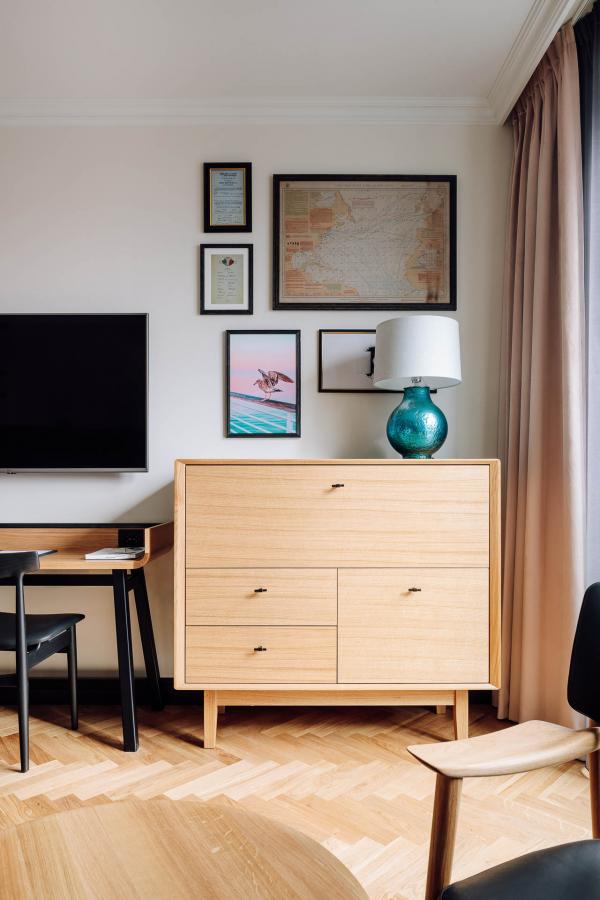 Des rééditions vintage – telles le fauteuil Veng de Torbjørn Bekken – côtoient une collection de cartes marines, menus des paquebots ou photographies anciennes retrouvées dans le bâtiment. 