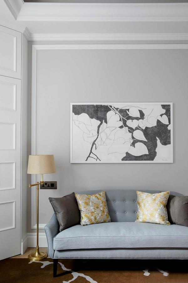 Le mobilier est artisanal et réalisé sur-mesure. Le mobilier est artisanal et réalisé sur-mesure.