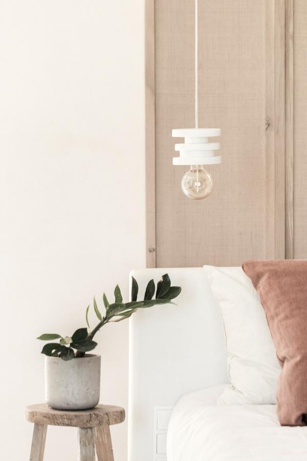 Les différents tissus et fibres végétales dans les chambres adoucissent les matériaux bruts.