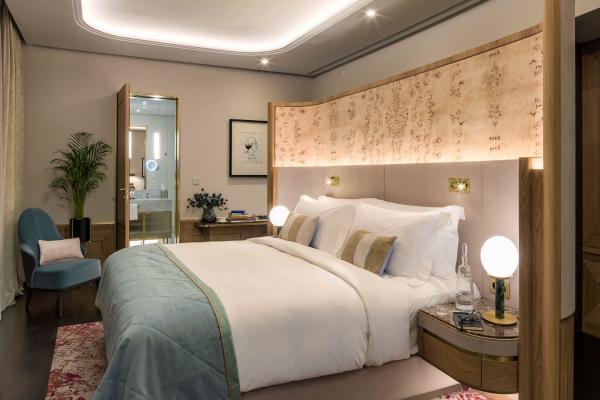 Les Deluxe Room de 45 mètres carrés meublées avec goût par du mobilier fait à la main.