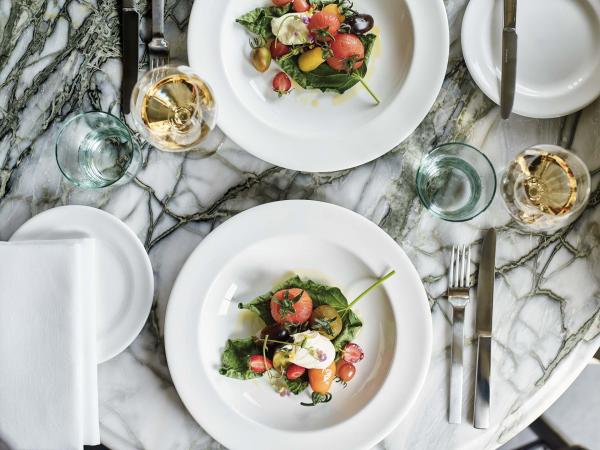 L'offre de restauration est complétée par Marlee, qui du jardin à l'assiette utilise les produits cultivés en biodynamie.