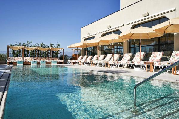 Le rooftop est aménagé en espace de rencontre avec méridiennes et chaises longues. 