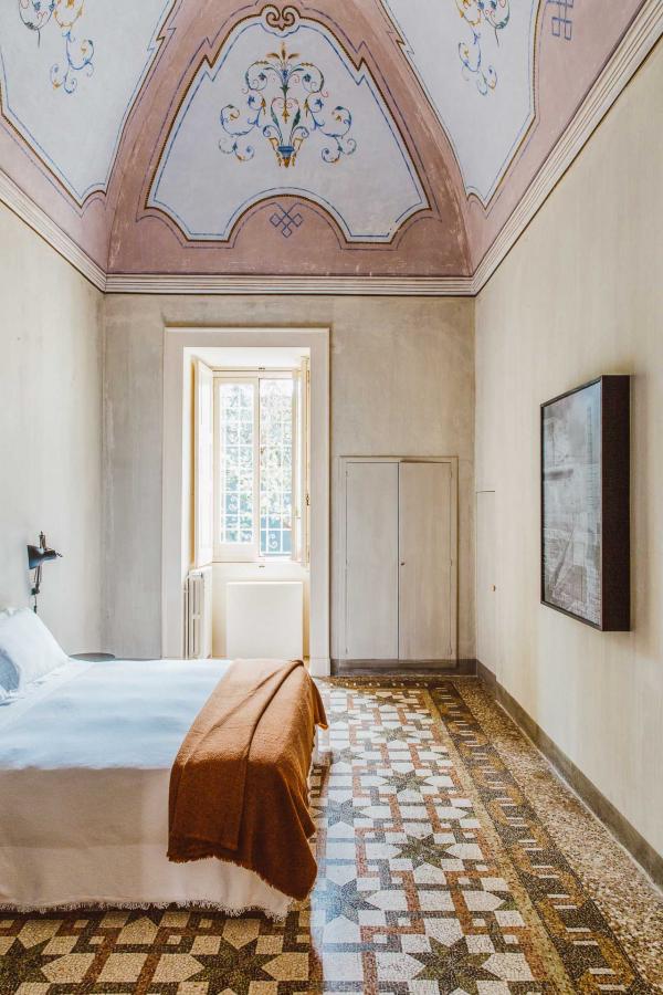 Les étagères graphiques sont la signature visuelle des Junior Suites de 25m² et des Royal Junior Suites de 45m².