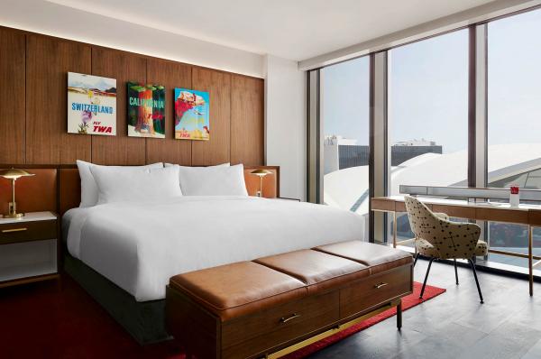 Dominant le terminal historique, la luxueuse suite Eero possède un salon meublé d’un bar à Martini en noyer. Dominant le terminal historique, la luxueuse suite Eero possède un salon meublé d’un bar à Martini en noyer.