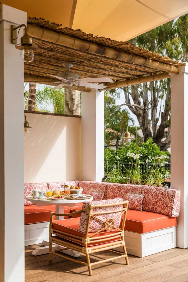 La Tartane s'ouvre sur jardin planté luxuriant 